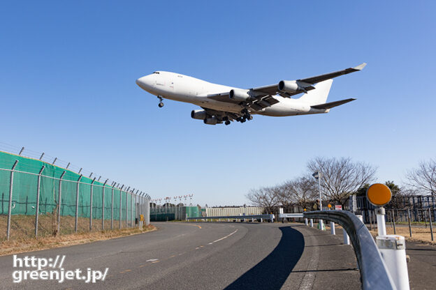 成田で飛行機～超低アングルで白ジャンボ