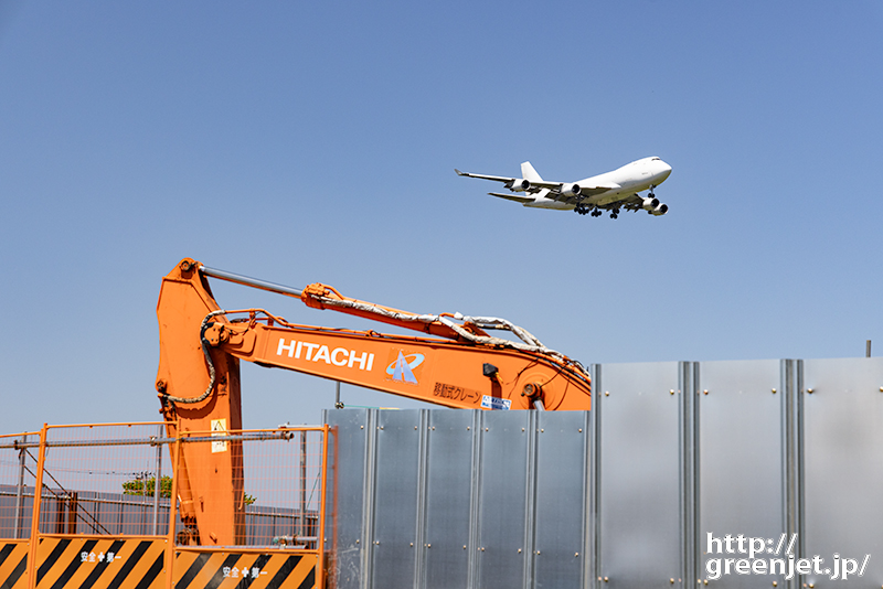 成田で飛行機～白ジャンボと大型クレーン