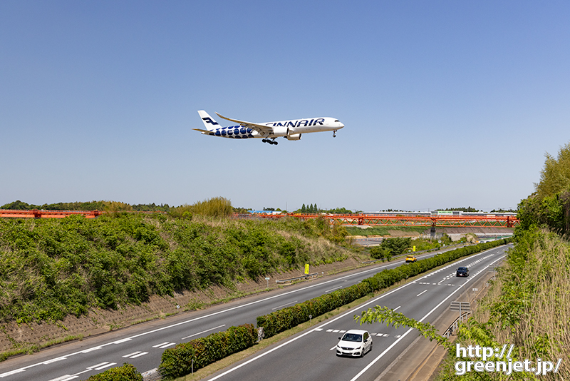 成田で飛行機～高速の上をマリメッコA350