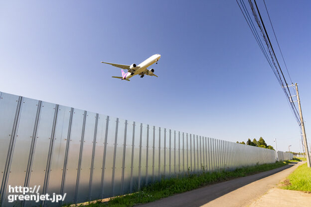 成田で飛行機～フェンスの死角から現るB777