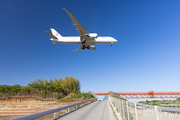 成田で飛行機～上り坂の奥に赤い誘導灯