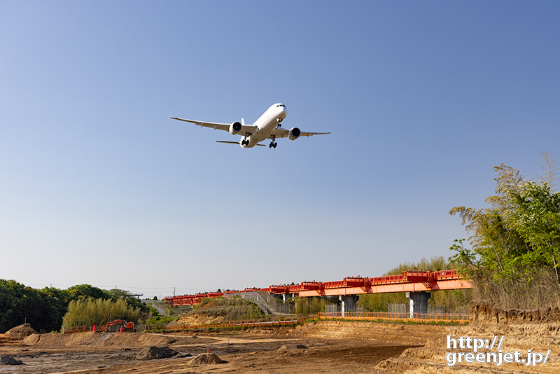 成田で飛行機～荒野と赤い誘導灯そこにB76