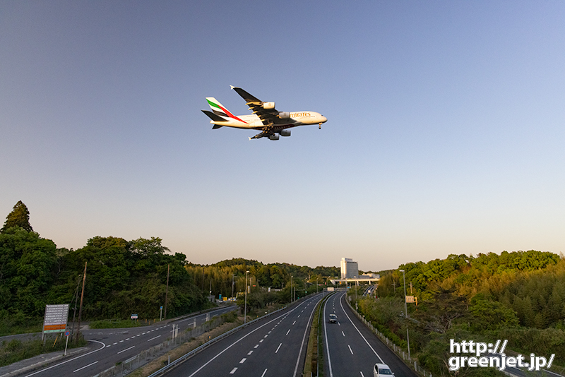 成田で飛行機～光射すエミレーツA380