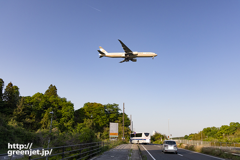 成田で飛行機～レトロなエティハドB777