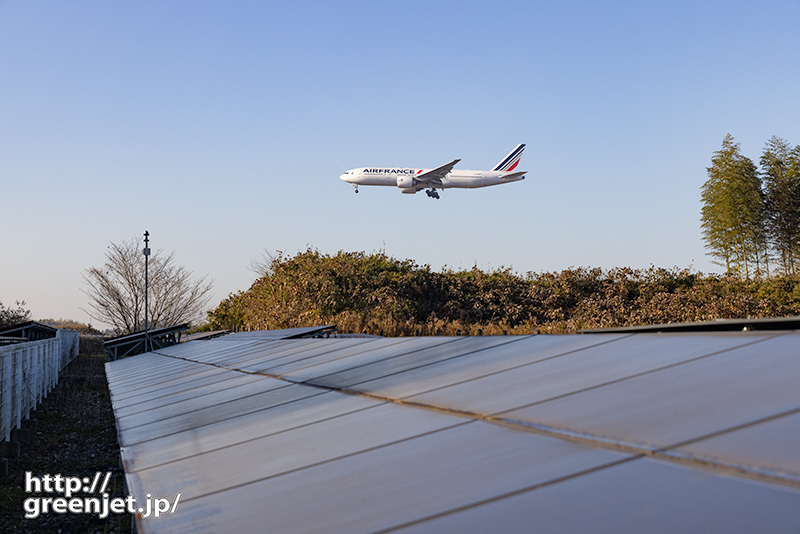 成田で飛行機～パネルの奥行の向こうに