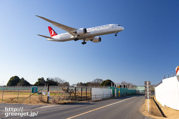 成田で飛行機～至近距離で赤い尾翼のB787