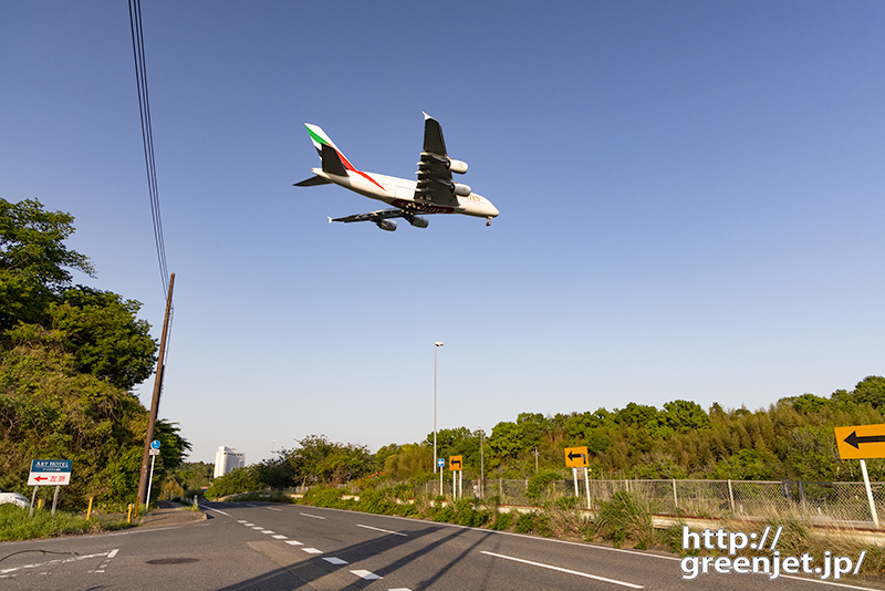 成田で飛行機～歩道から追うエミレーツ