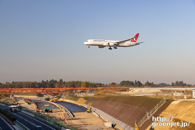 成田で飛行機～誘導灯とターキッシュのB787