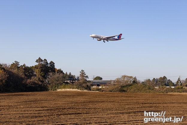 成田で飛行機～土の畑とロイヤルネパール