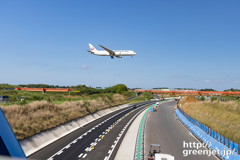 成田で飛行機～真新しい道路の上を行く