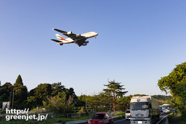 成田で飛行機～側道の歩道からエミレーツ