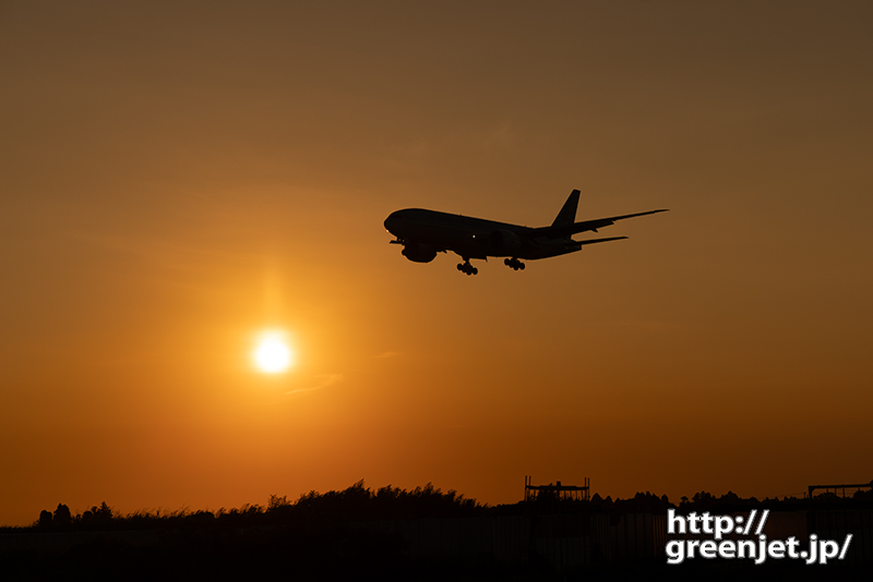 成田で飛行機～夕暮れのB777のシルエット