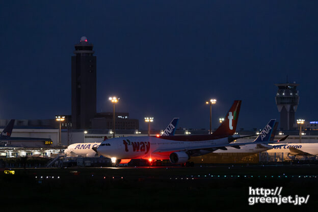 成田で飛行機～暗闇で捉えたt'wayのA330