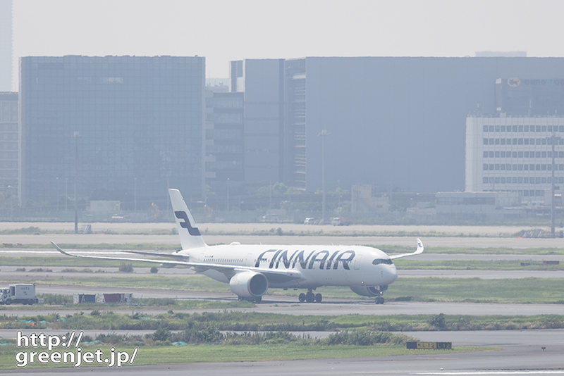 羽田で飛行機～大きなビルバックにあのA350