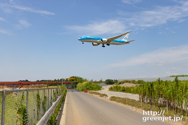 成田で飛行機～直線道路の向こうにあのB787