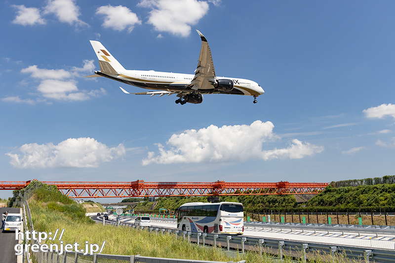 成田で飛行機～側道から迫力のA350