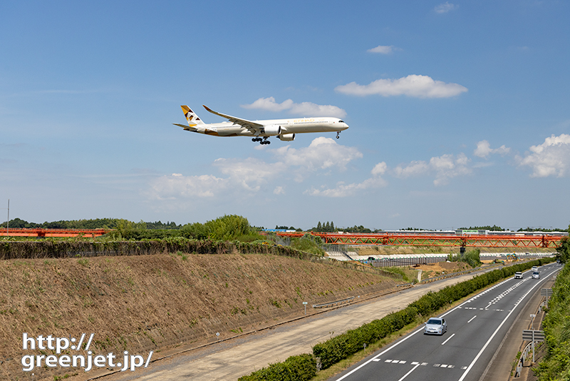 成田で飛行機～高速上をエティハドA350