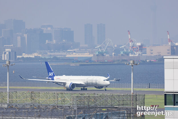 羽田で飛行機～都心のビル群とSAS A350