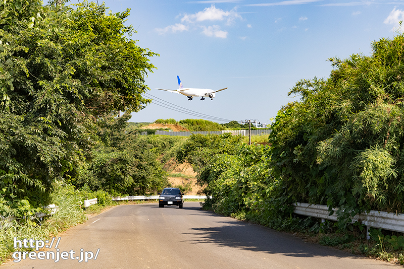 成田で飛行機～この道の奥にユナイテッドB777