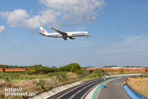 成田で飛行機～赤い誘導灯とエアチャイナA350