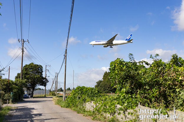 成田で飛行機～ローカル構図の右上に777F