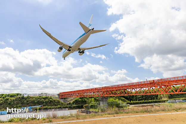 成田で飛行機～赤い誘導灯に青い飛行機