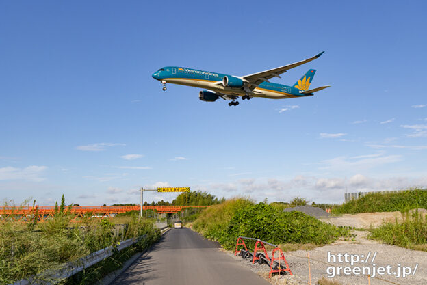 成田で飛行機～ターコイズA350メッチャ迫る