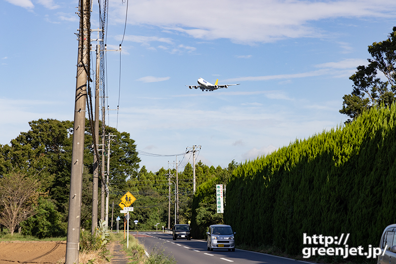 成田で飛行機～田舎道の上をジャンボ