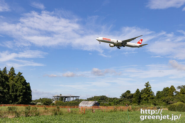 成田で飛行機～小さな幌とスイスのB777