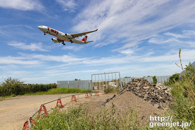 成田で飛行機～ティーウェイA330に迫る