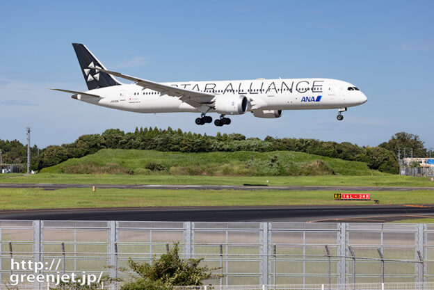 成田で飛行機～スタアラB787が降りてくる