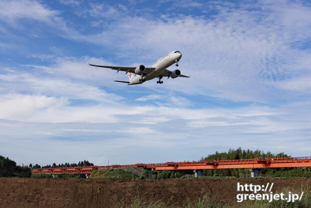 成田で飛行機～赤い誘導灯と中国東方のA350