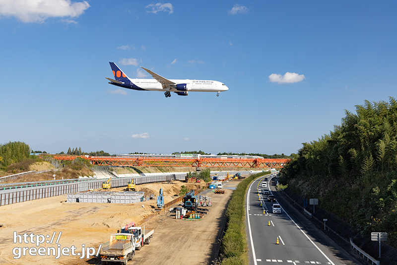 成田で飛行機～工事現場の上をエアプレミア