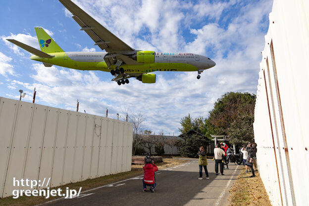 成田で飛行機～ジンエアーB777に食い入る