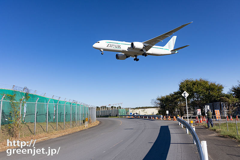 成田で飛行機～グリーンラインのB787に迫る