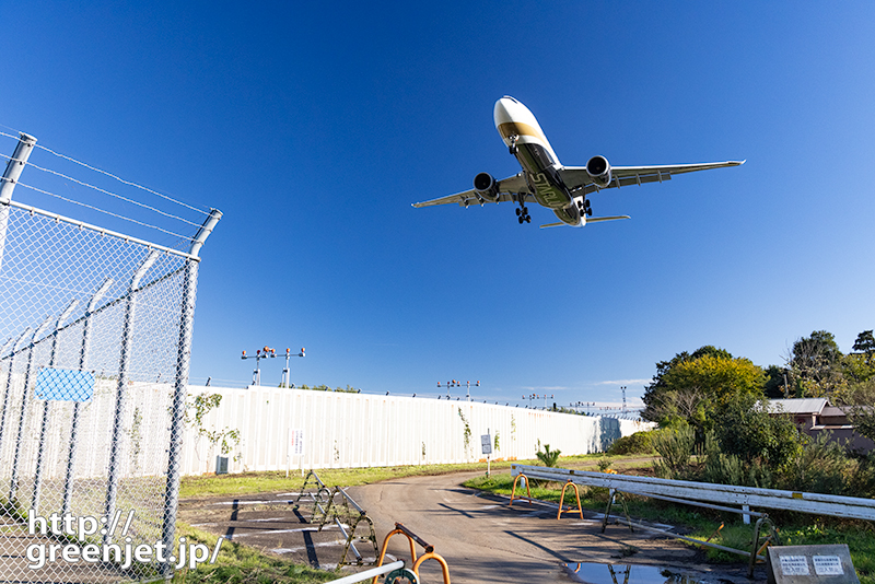 成田で飛行機～あのA350のお腹に迫る